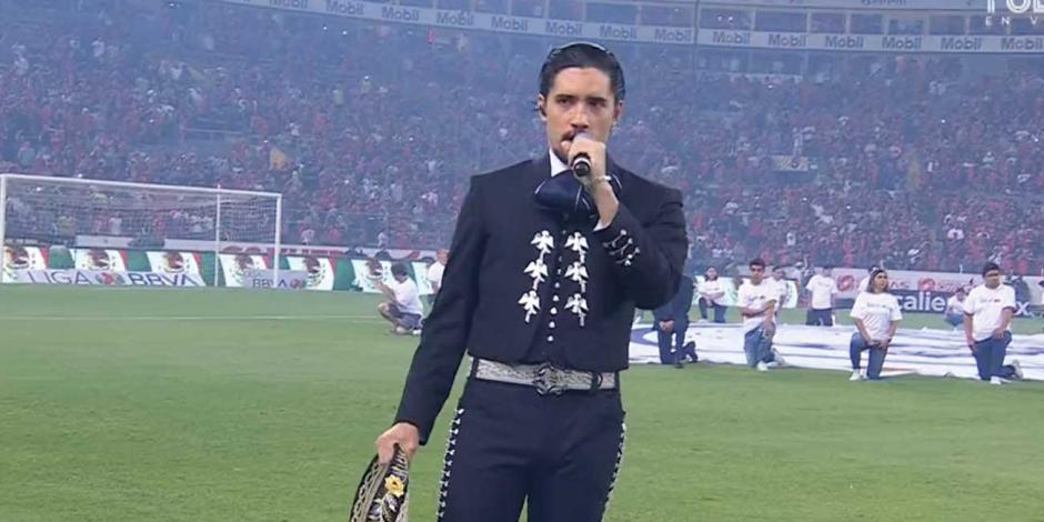 El Hijo de Alejandro Fernández se equivocó a la hora de entornar el himno nacional.