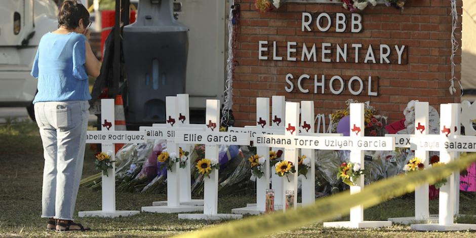 Familiares de las víctimas colocaron cruces en la entrada de la primaria de Texas, ayer.