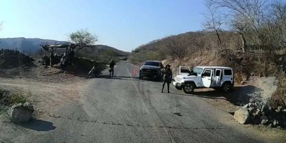 Durante visita de AMLO, civiles armados montan retén en Badiraguato, cuna de "El Chapo"