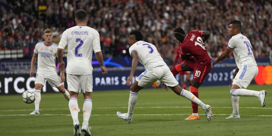 Momento exacto del disparo de Sadio Mané al minuto 20 del duelo entre Liverpool y Real Madrid.