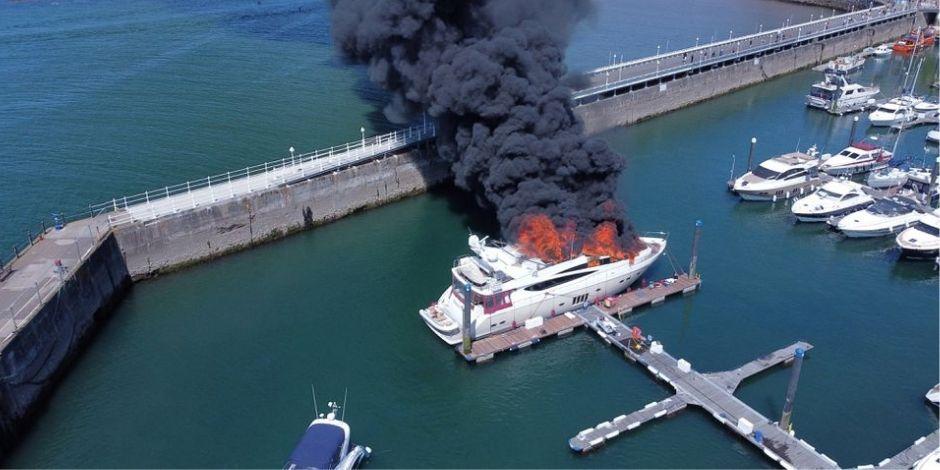 Incendio en un superyate, en el puerto de Torquay, en Inglaterra.