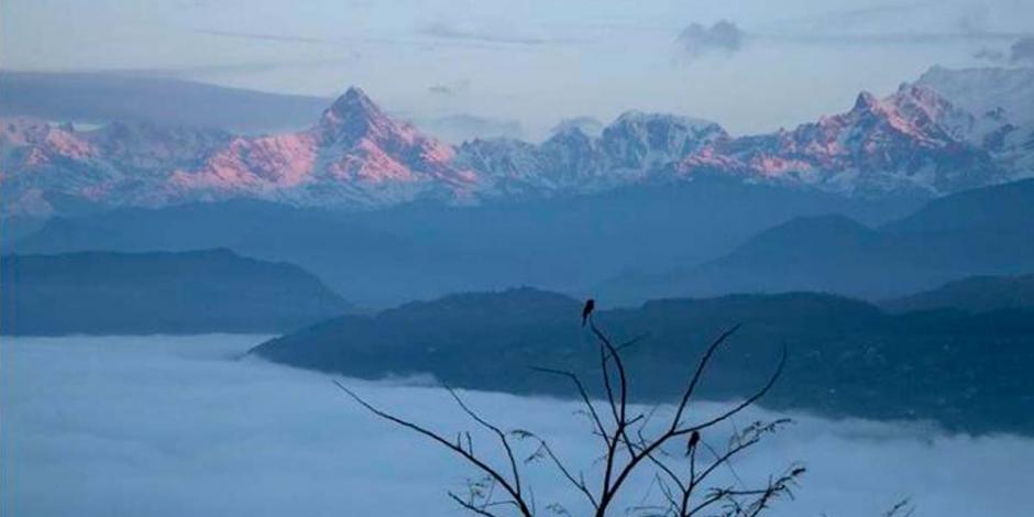 Avión con 22 personas a bordo desaparece en montañas de Nepal