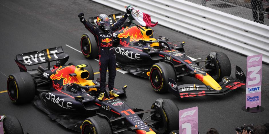 Checo Pérez celebra su triunfo en el Gran Premio de Mónaco de Fórmula 1.
