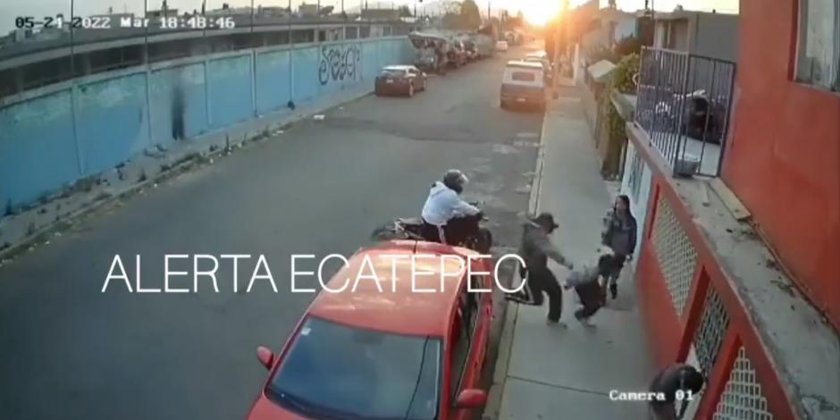 Novio sale corriendo y abandona a su pareja en pleno asalto en Ecatepec