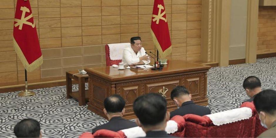 Kim Jong Un, gobernante de Corea del Norte, en la reunión del politburó.