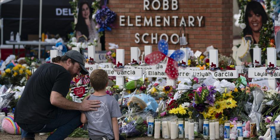 Un hombre y un niño visitaron el monumento instalado en la primaria Robb, en Uvalde, Texas, para honrar a las 21 víctimas del tiroteo.