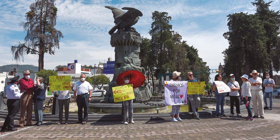 Manifestantes se reunieron en el monumento al Águila en Toluca, para unirse a la marcha por la paz, ayer.