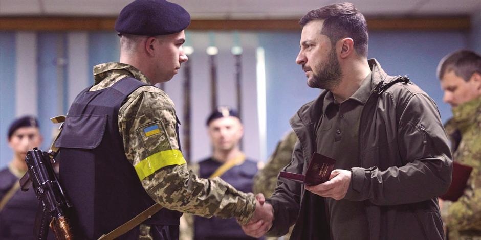 El mandatario Volodimir Zelenski condecora a un combatiente de Járkov, ayer.