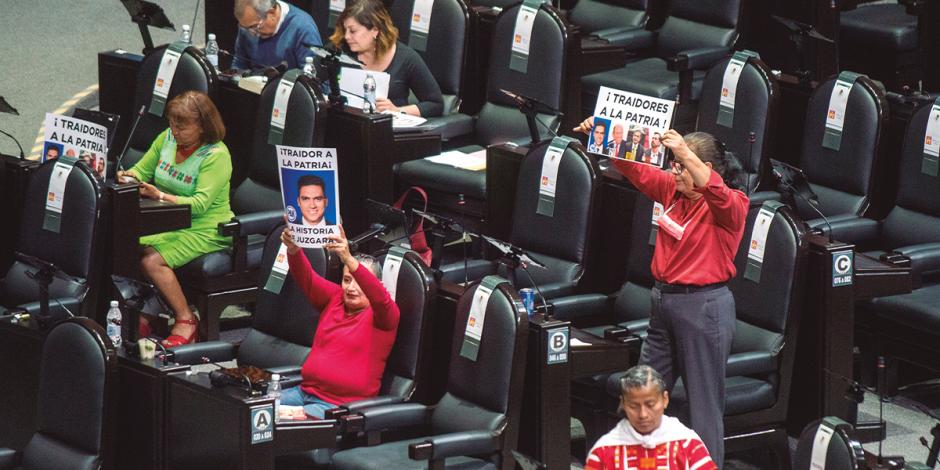 Legisladoras exhiben a opositores de la Reforma Eléctrica, el pasado 19 de abril.