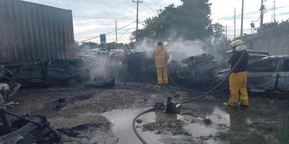 Protección Civil de Tabasco informó que el conductor del tráiler resultó con quemaduras en la espalda. 