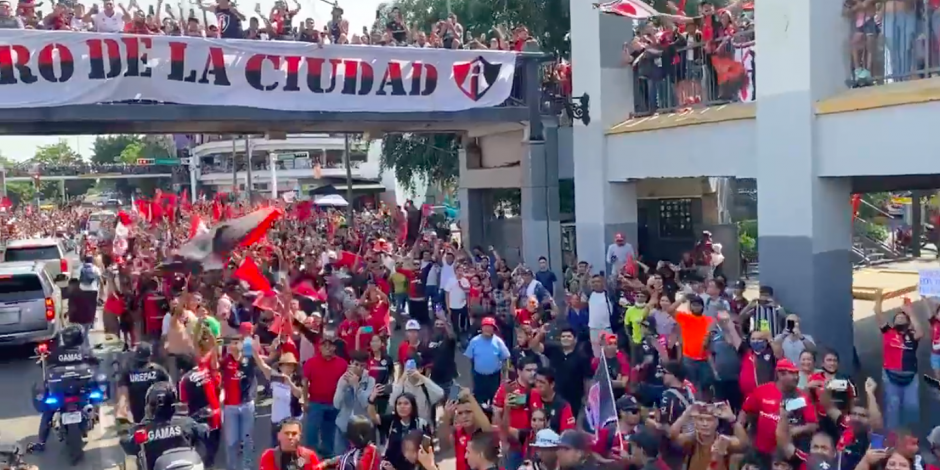 Atlas celebró el bicampeonato de la Liga MX con un desfile en las calles de Guadalajara.