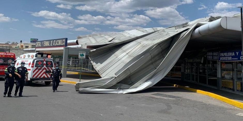 Ráfagas de viento tiran techo de terminal de autobuses de Atlacomulco, Edomex.