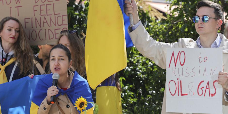Ucranianos protestan en las oficinas de la UE, en Bruselas, para exigir que se detenga toda compra de gas y otros energéticos a Rusia.
