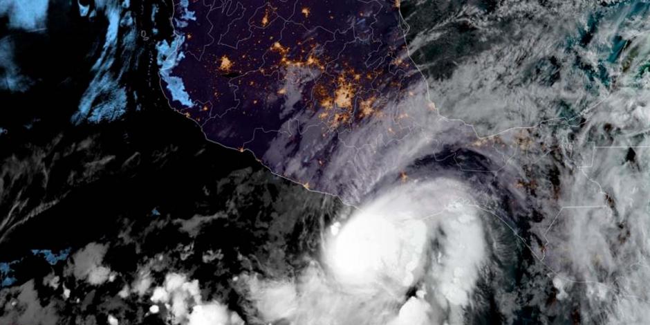 En esta imagen satelital, proporcionada por la Oficina Nacional de Administración Oceánica y Atmosférica (NOAA, por sus siglas en inglés), se muestra al huracán "Agatha" sobre la costa del Pacífico mexicano, en el estado de Oaxaca