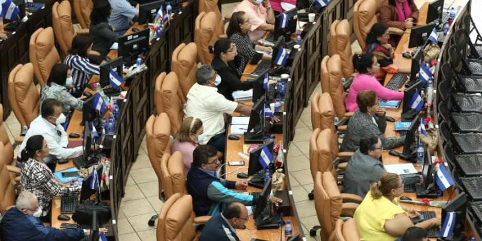 Legisladores afines al régimen orteguista votan el decreto presidencial contra opositores, ayer.