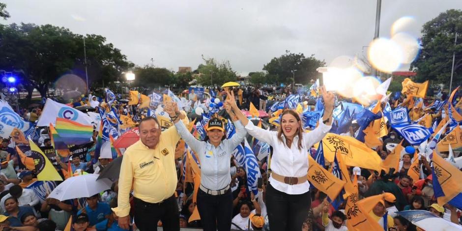 Laura Fernández, candidata a la gubernatura de Quintana Roo por la alianza PAN-PRD (centro), cierra campaña en Cancún.