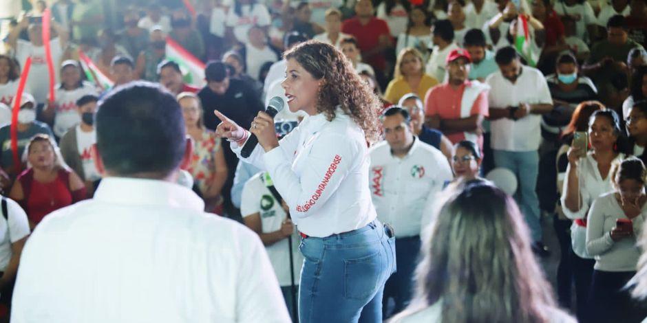 Leslie Hendricks en el cierre de su campaña en Quintana Roo.