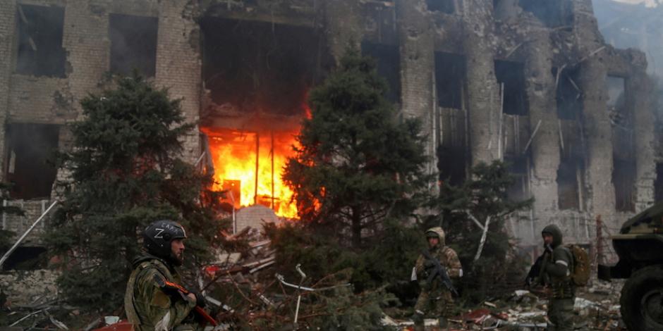 Soldados de grupos prorrusos frente a un edificio destruido en Mariupol.
