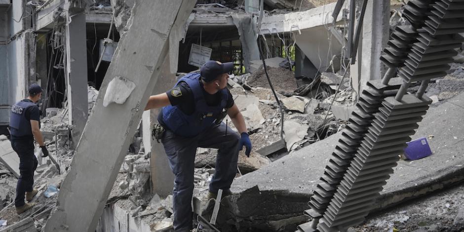 Personal de Emergencias busca a víctimas  en un edificio bombardeado en Járkov, ayer.