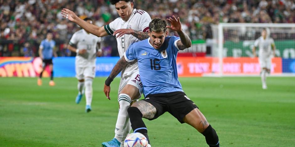 Jorge Sánchez disputa un balón con Mathías Olivera en el cotejo amistoso entre México y Uruguay.