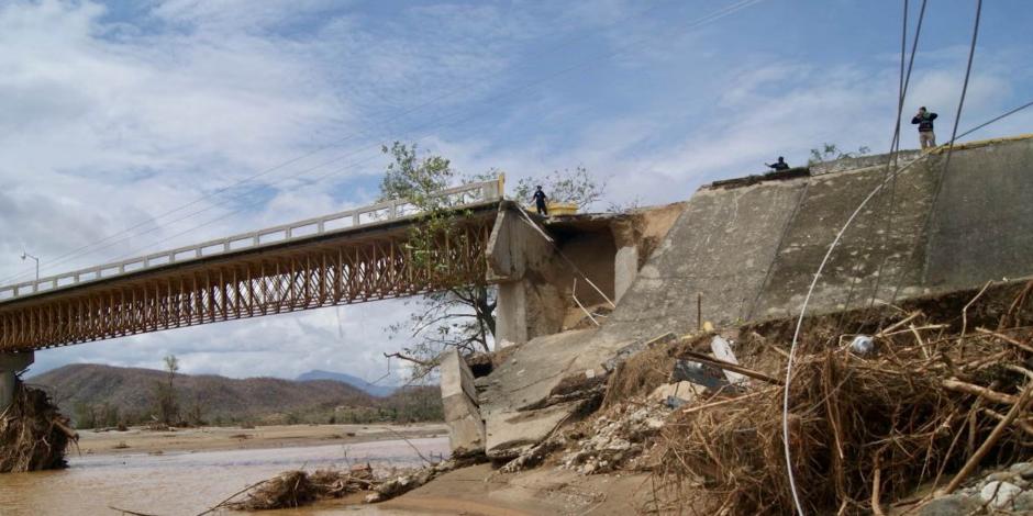 El principal puente de acceso a Santa María Tonameca sufrió severos daños y se evalúa si debe ser demolido.