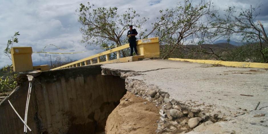 El puente de acceso principal a Santa María Tonameca está colapsando tras el paso del huracán Agatha.