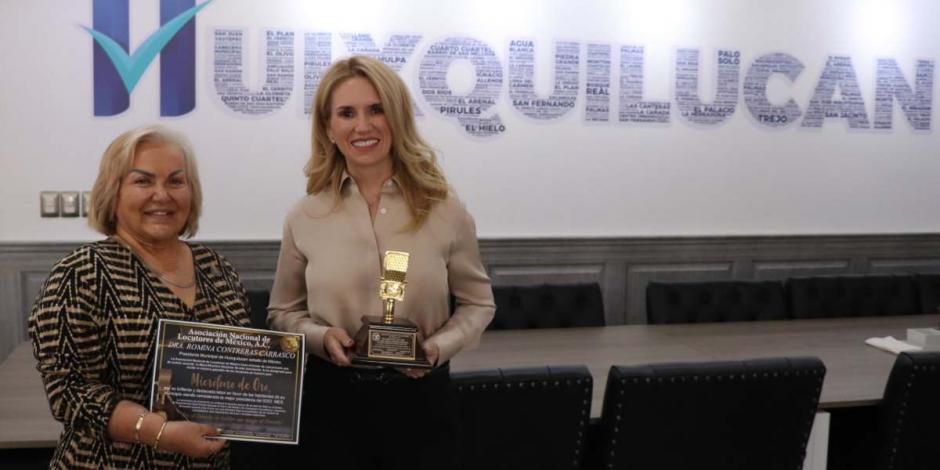 La presidenta municipal de Huixquilucan, Romina Contreras, también recibió el Micrófono de Oro-