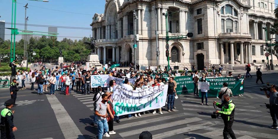 Alumnos del CIDE protestan por ataques contra la ciencia en México