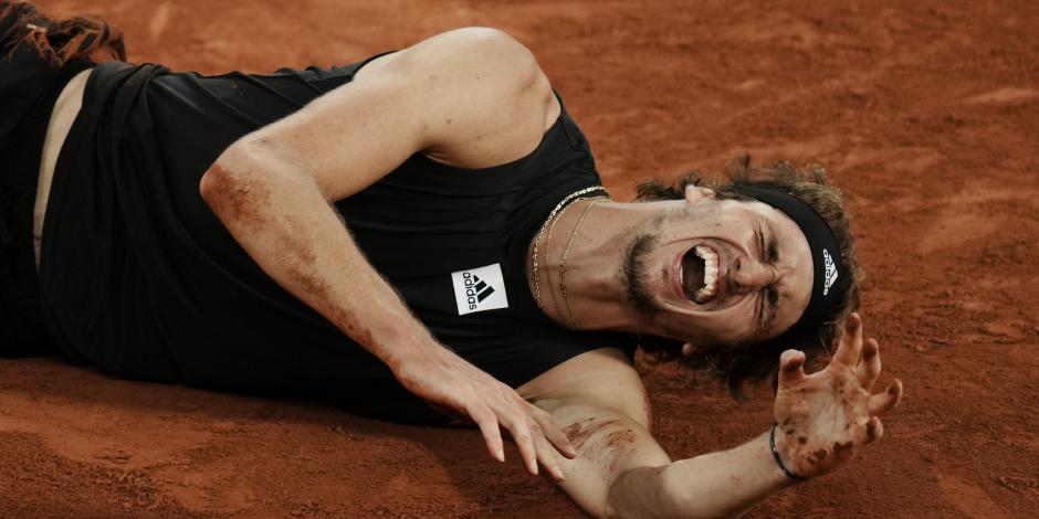 Alexander Zverev se duele después de su lesión en el tobillo derecho en las semifinales de Roland Garros, el 2 de junio.