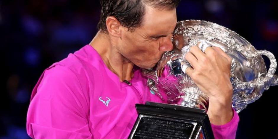 Rafael Nadal celebra el título del Abierto de Australia 2022.