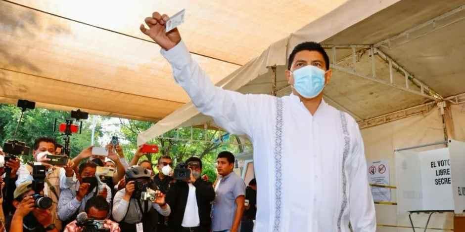 Salomón Jara Cruz, candidato de la coalición "Juntos Haremos Historia" para la gubernatura de Oaxaca, acudió a votar.