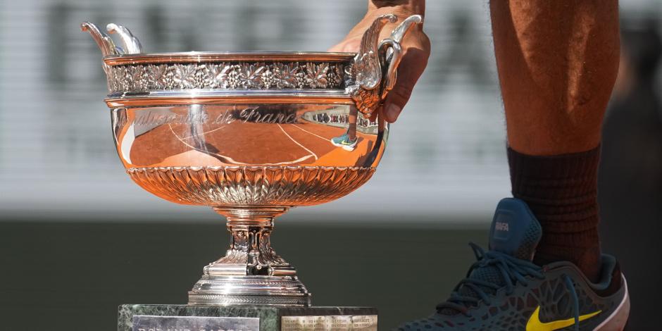 El trofeo que acredita al español Rafael Nadal como el nuevo campeón del torneo de Roland Garros, el segundo Grand Slam del 2022.