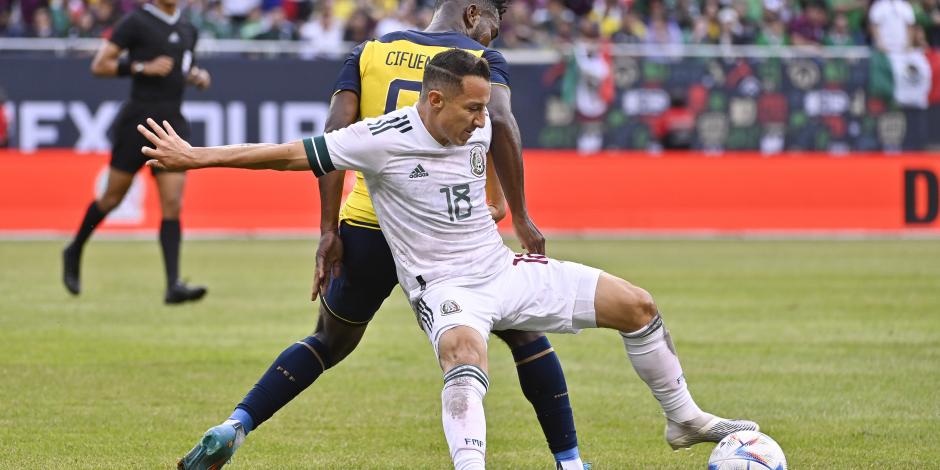 Andrés Guardado intenta quitarse la marca de José Cifuentes en el partido amistoso entre México y Ecuador.