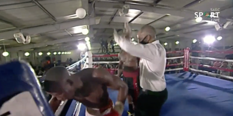 Momento en el que Simiso Buthelezi lanza golpes al aire durante su combate de box contra Siphesihle Mntungwa.