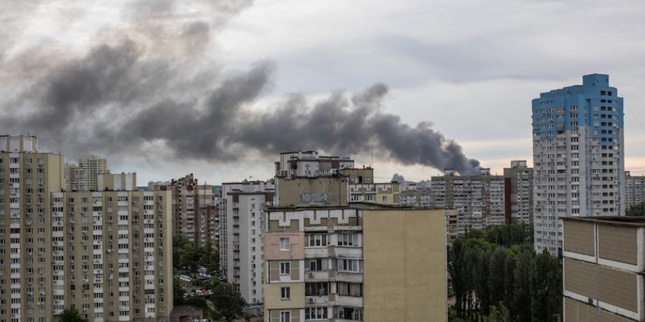 El humo en una zona residencial de Kiev muestra la reanudación de la ofensiva contra la capital.
