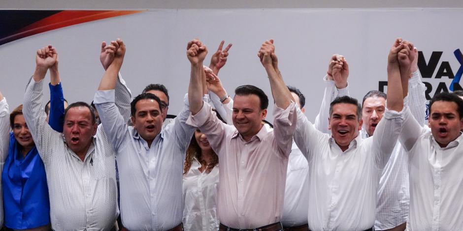 El virtual gobernador de la alianza Va por México (centro), tras celebrar su logro, ayer.