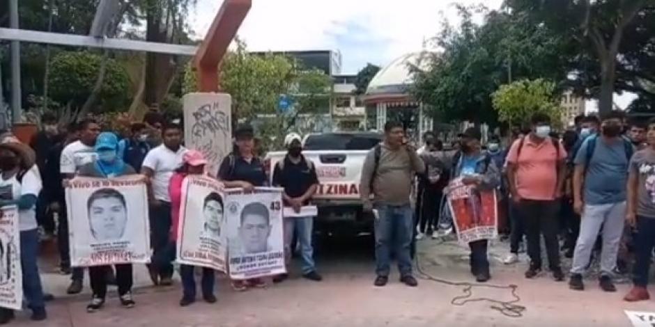 Familiares de los 43 normalistas de Ayotzinapa desaparecidos marchan en Guerrero para exigir avances en la investigación.