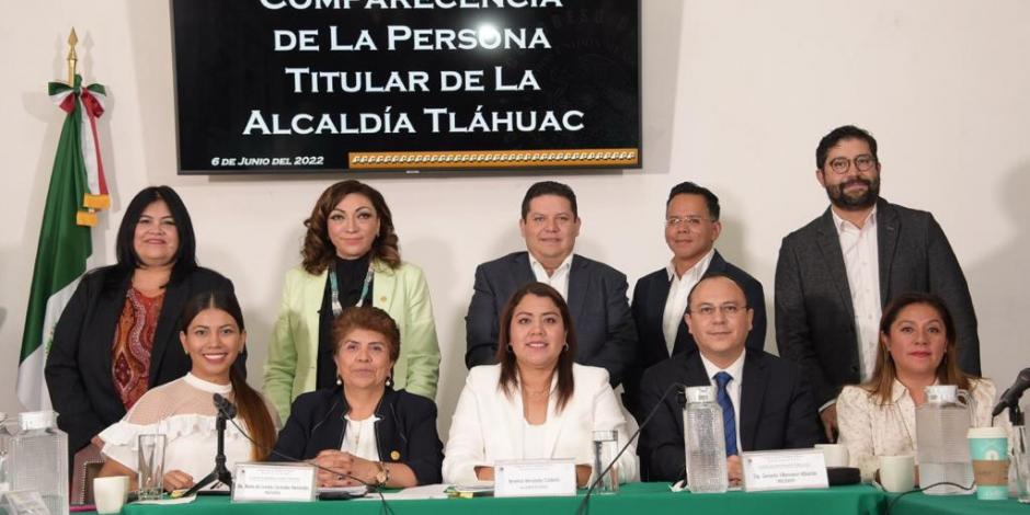 La alcaldesa de Tláhuac, Berenice Hernández (al centro) también acudió a comparecer ayer.