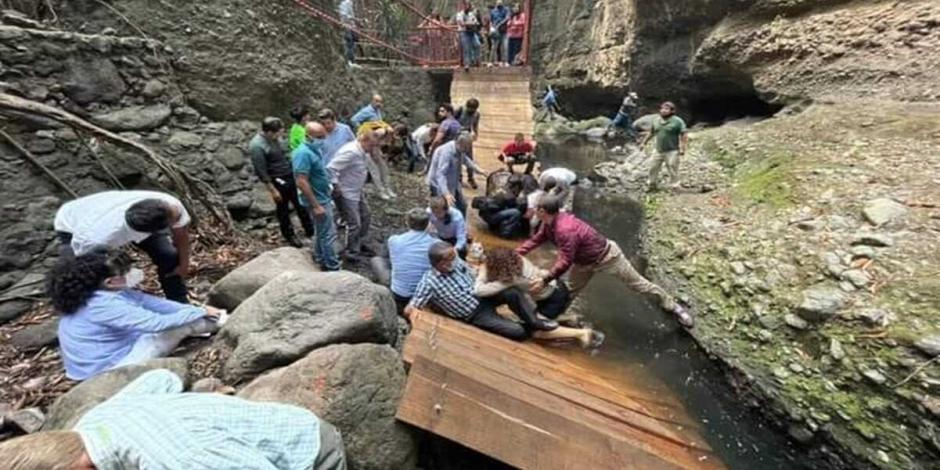 Alcalde de Cuernavaca y comitiva caen a fondo de barranquilla tras colapso de puente colgante.