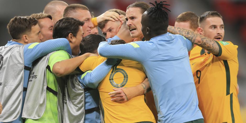 Los jugadores de Australia celebran la victoria ante los Emiratos Árabes Unidos en el repechaje de Asia rumbo al Mundial Qatar 2022.