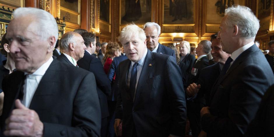 El primer ministro británico (centro), al llegar a un evento organizado por el Palacio de Westminster, ayer.