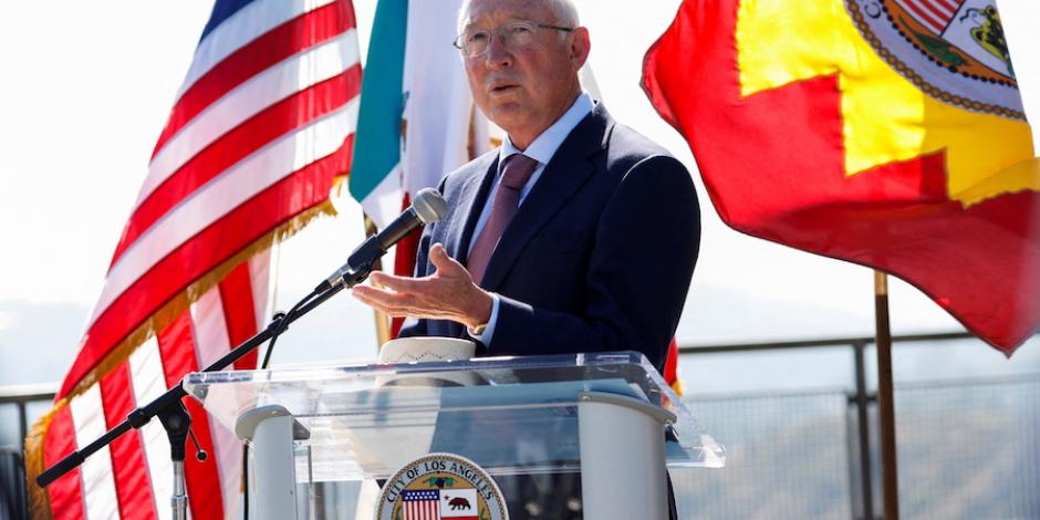 El diplomático, durante la inauguración de una escultura en Los Ángeles, el lunes.