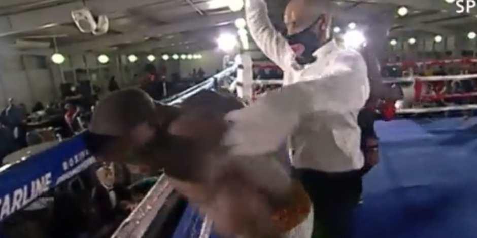Simiso Buthelezi da golpes al aire durante su pelea de box contra Sipheshile Mntungwa.