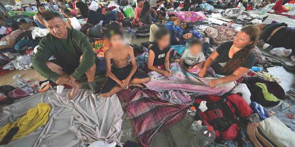 Indocumentados esperan en albergues hacinados en México para retomar camino a EU.