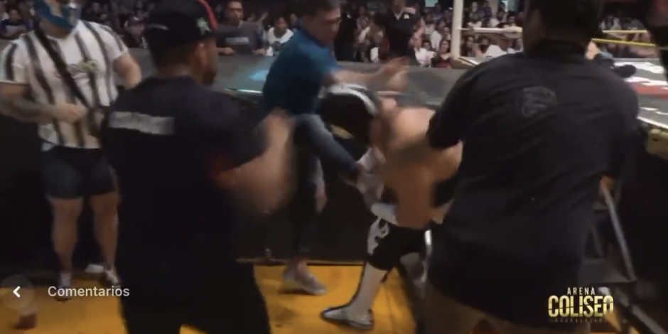 El luchador El Sagrado se agarró a golpes con un aficionado durante una función del CMLL en la Arena Coliseo de Guadalajara.