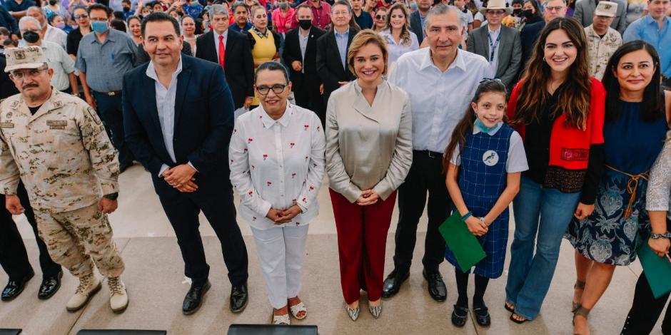 La gobernadora de Chihuahua con funcionarios federales.