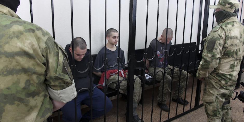Los tres acusados, en un tribunal prorruso, ayer, en Donbás.