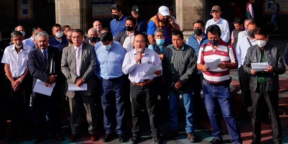 Integrantes de la Fuerza Amplia de Transportistas dieron una conferencia de prensa en el Zócalo capitalino