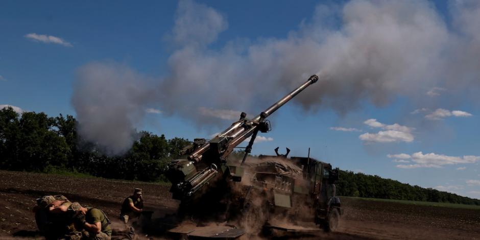 Soldados ucranianos disparan un obús autopropulsado contra posiciones rusas, el pasado 8 de junio, en Donetsk.