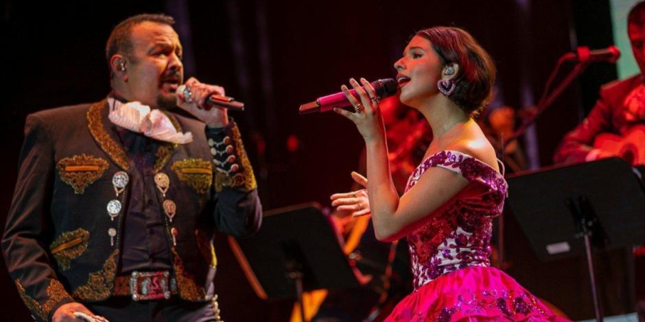 Pepe Aguilar regaña a Ángela Aguilar a medio concierto por su vestido "tan escotado" (VIDEO)
